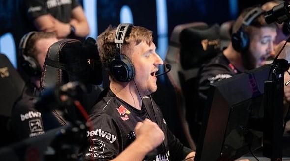 刚刚LSB官宣了原AD选手Envyy的离队，以及新AD选手Teddy的加入