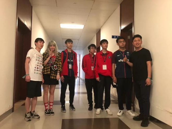 LPL春季赛今日首发名单：TES维持上场阵容不变 Xiaohu对上Rookie